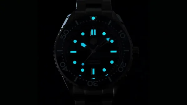 Dive into elegance with the San Martin 41.5mm – your go-to for vintage design and mechanical power.
